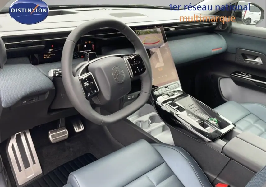 Intérieur avant du Citroën C5 Aircross 2026, volant multifonction, sellerie cuir bleu et console centrale moderne.