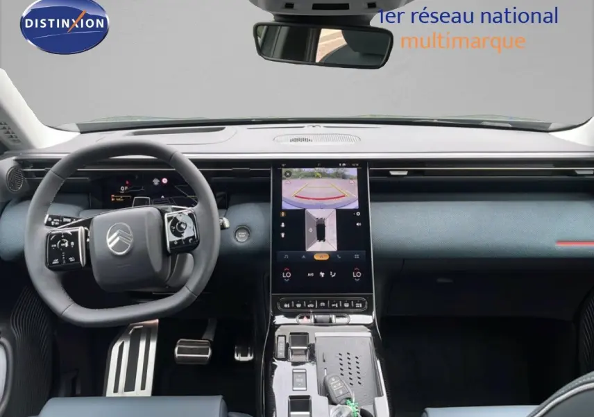 Vue intérieure avant du Citroën C5 Aircross 2026, tableau de bord moderne avec écran tactile vertical et volant multifonctions.