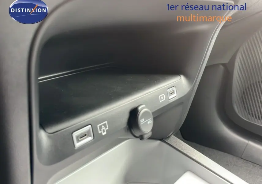 Prise USB et prise 12V dans l’habitacle côté passager du Citroën C5 Aircross 1.2 Hybrid 2026.