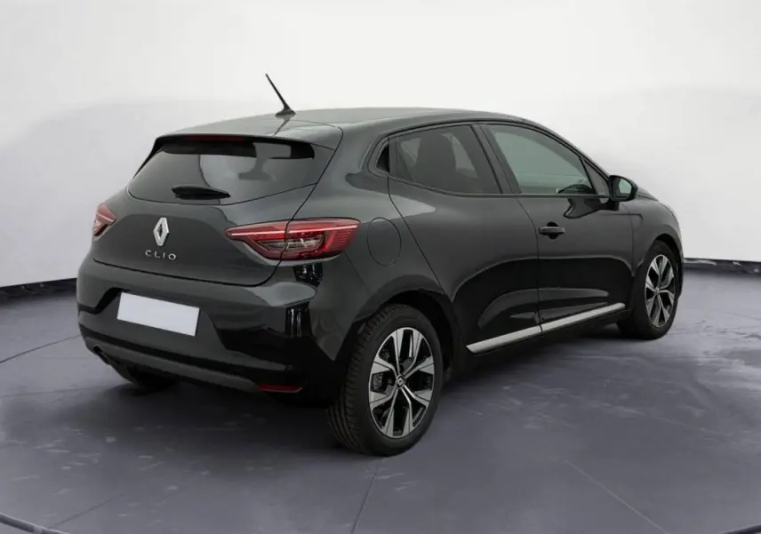 Vue 3/4 arrière droite d'une Renault Clio noire 2023 V TCe 100 GPL Evolution avec jantes alliage distinctives.