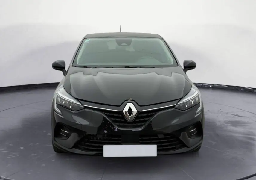 Vue avant d'une Renault Clio V TCe 100 GPL Evolution 2023 noire, avec calandre et logo Renault bien visibles.