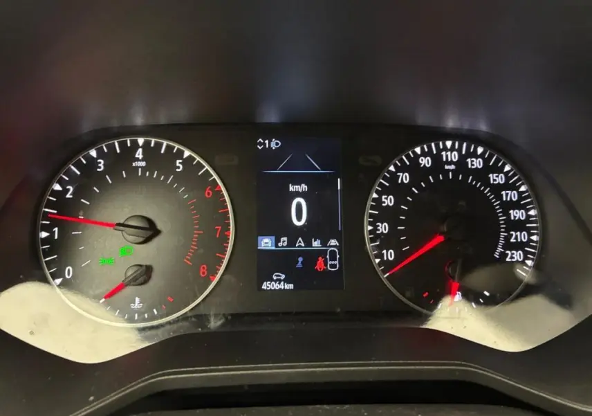 Tableau de bord de Renault Clio 2023 noir, affichant compte-tours, vitesse à 0 km/h et kilométrage 45064 km.