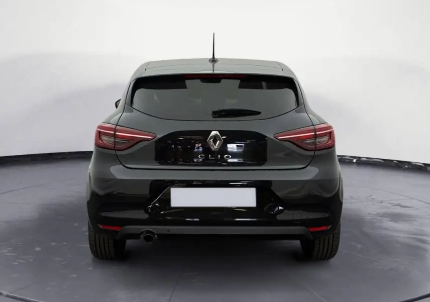 Vue arrière d'une Renault Clio V TCe 100 GPL Evolution noire de 2023, avec feux arrière allongés et logo Renault centré.