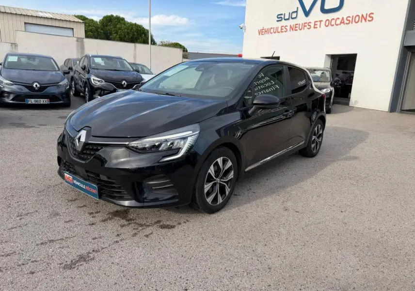 Renault Clio V TCe 100 GPL noir vue 3/4 avant droit, garée devant un concessionnaire Sud VO.