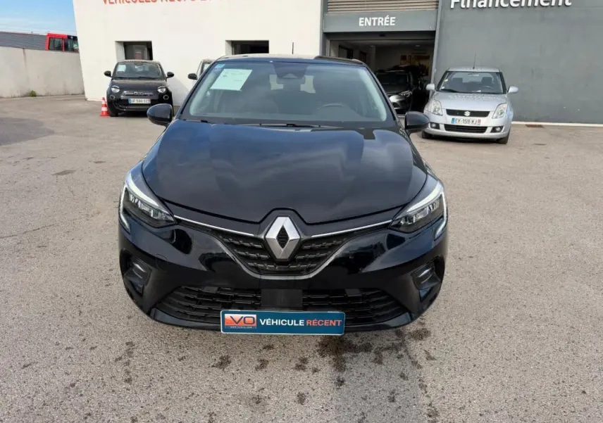 Vue avant d'une Renault Clio noire 2023 V TCe 100 GPL Evolution avec logo Renault bien visible sur calandre.