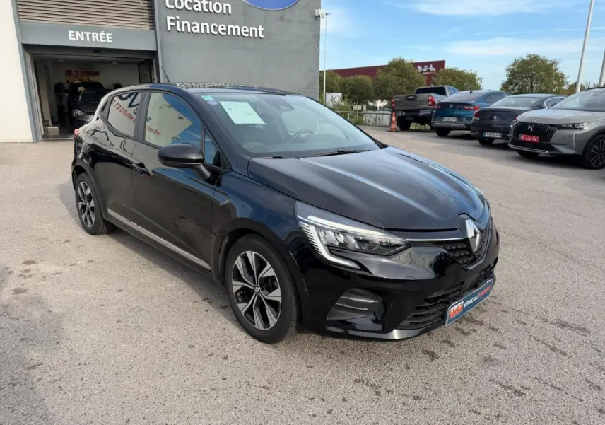 Renault Clio V TCe 100 GPL noir vue 3/4 avant droit, avec jantes alliage et calandre distinctive.