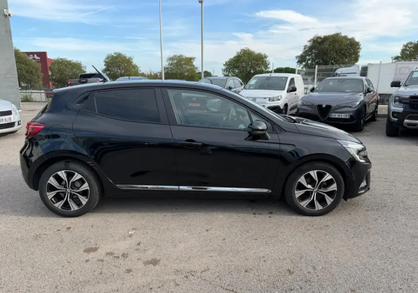 Profil côté gauche d'une Renault Clio 2023 noire V TCe 100 GPL Evolution avec jantes alliage et vitres teintées.