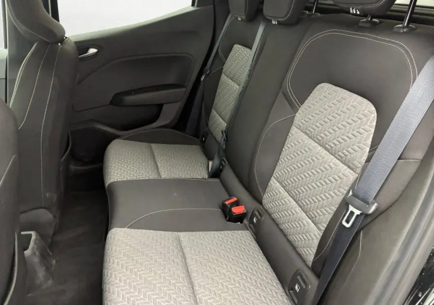 Vue intérieure côté droit des sièges arrière de la Renault Clio V TCe 100 GPL Evolution 2023, tissu gris et noir avec surpiqûres blanches.