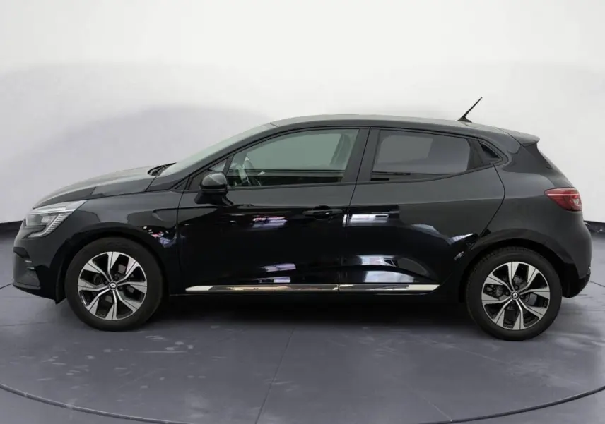 Profil côté gauche de la Renault Clio V TCe 100 GPL Evolution noire 2023 avec jantes alliage et lignes épurées.