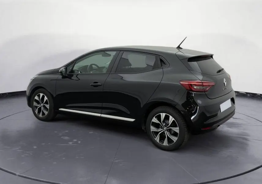 Vue 3/4 arrière droite d'une Renault Clio noire 2023 V TCe 100 GPL Evolution avec jantes alliage distinctives.