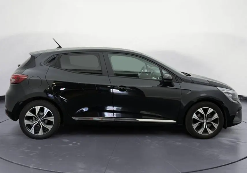 Profil droit d'une Renault Clio V TCe 100 GPL Evolution noire 2023, avec jantes alliage et lignes épurées.
