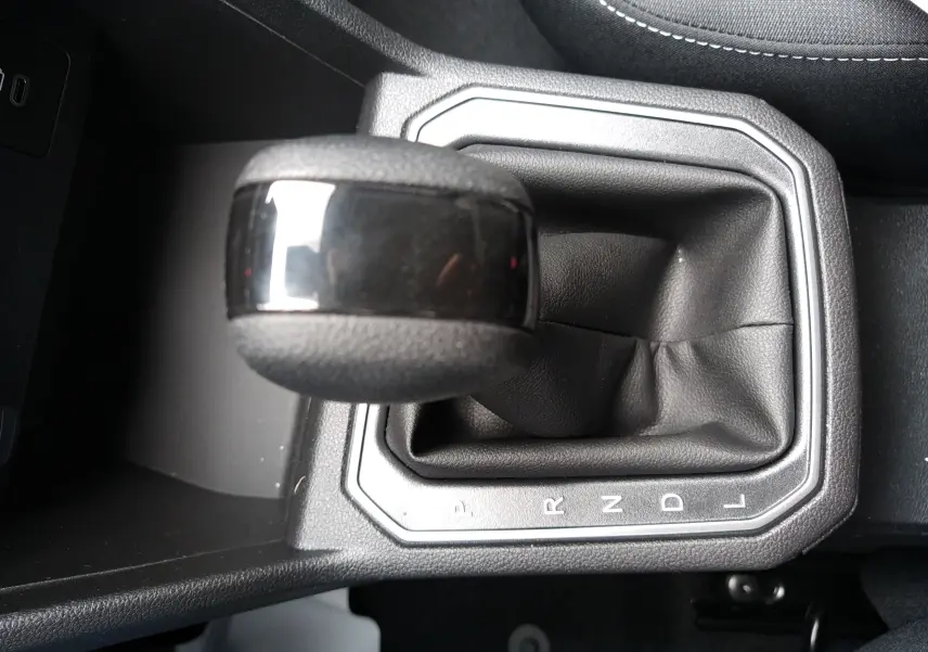 Le levier de vitesses automatique noir de la Dacia Sandero 2025, vue rapprochée sur la console centrale.