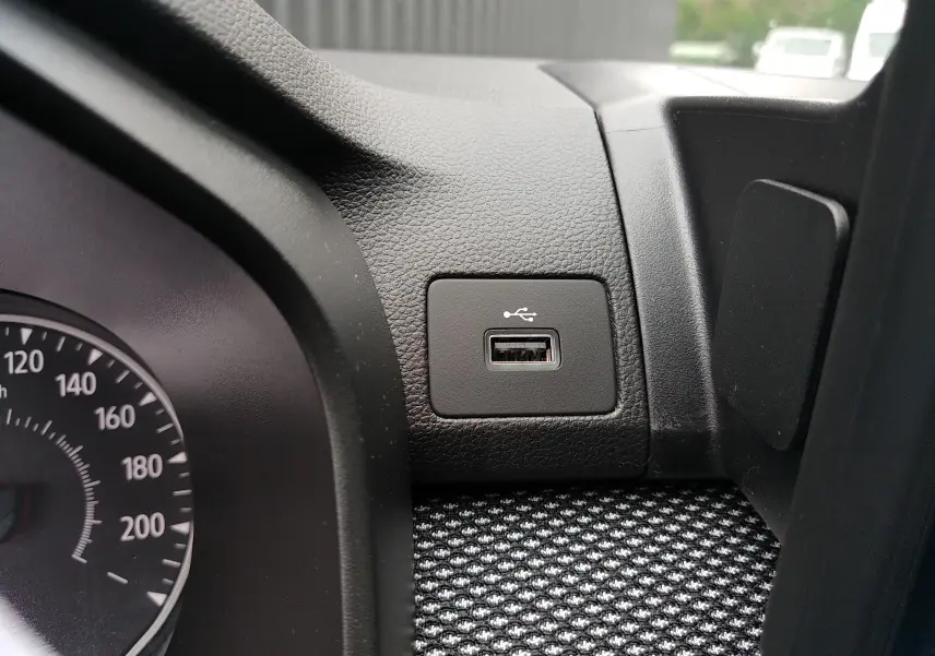 Prise USB intégrée sur le tableau de bord côté gauche d'une Dacia Sandero 2025 bleu Iron, finition Expression+