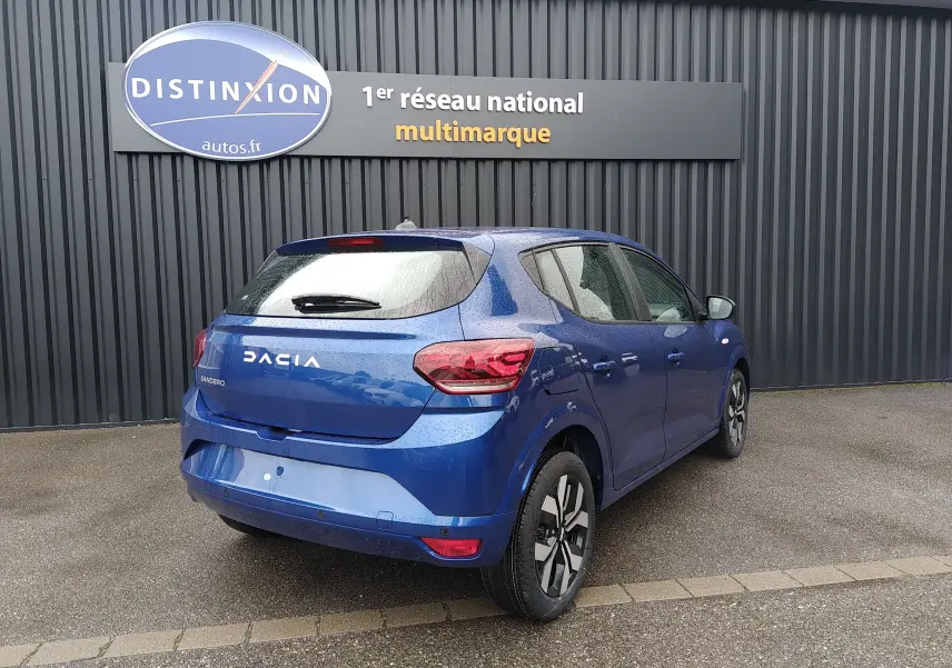 Vue 3/4 arrière droite d'une Dacia Sandero 2025 bleu iron avec feux LED et jantes alliage 16 pouces.