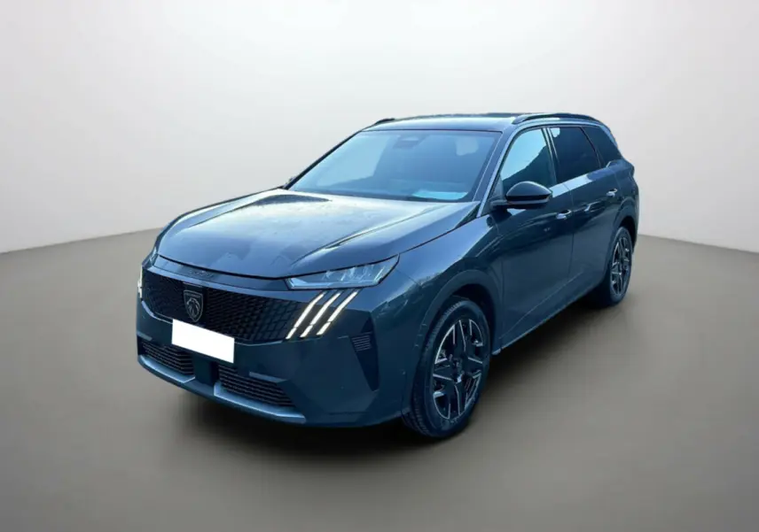 Peugeot 5008 Hybrid 145 Allure Plus gris titane vue 3/4 avant droit avec feux LED distinctifs allumés.