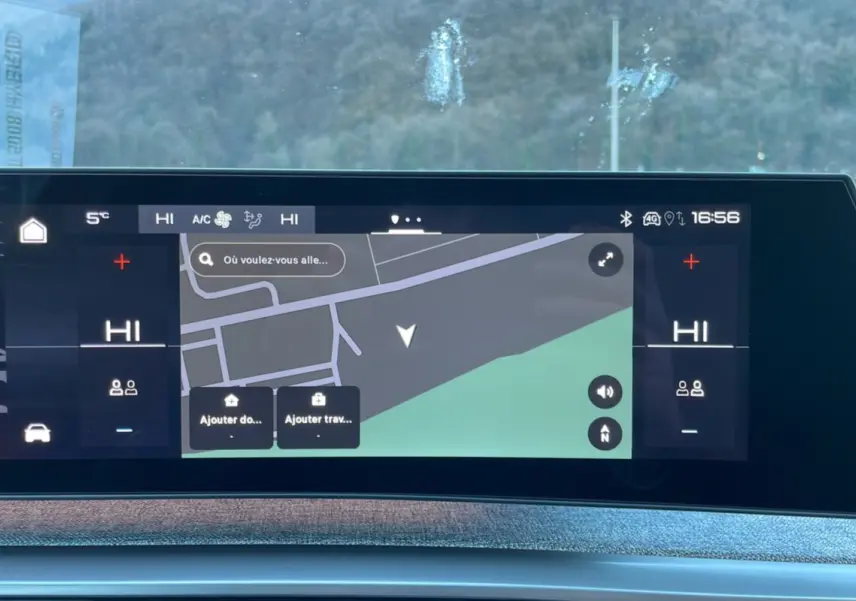 Écran tactile central du Peugeot 5008 Hybrid 145 Allure Plus 2025 affichant la navigation et les réglages climatisation.