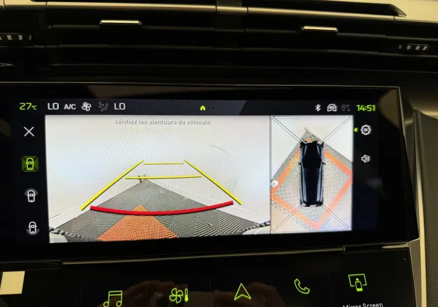 Écran tactile intérieur montrant la caméra de recul et vue 360° d'une Peugeot 308 Hybrid gris foncé 2024.