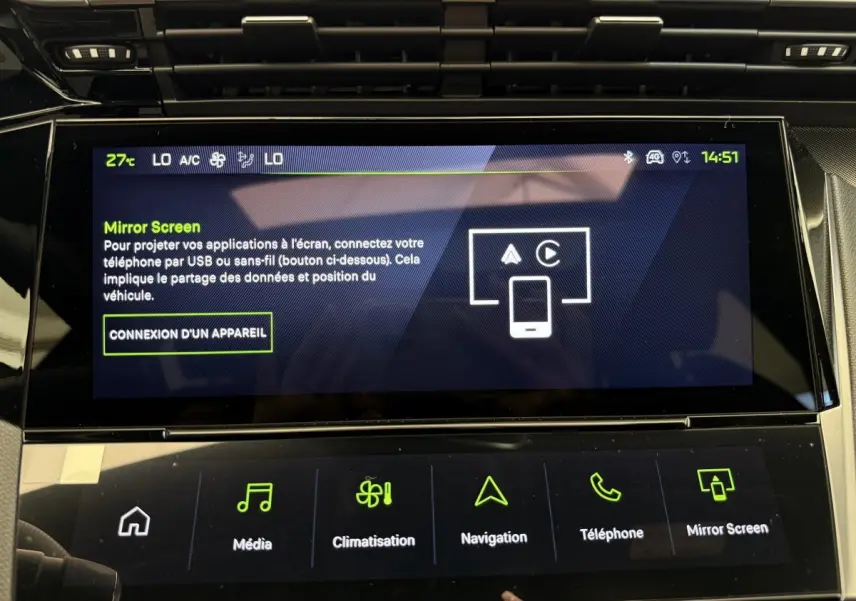 Écran tactile central de la Peugeot 308 Hybrid gris foncé, affichant la fonction Mirror Screen en intérieur.