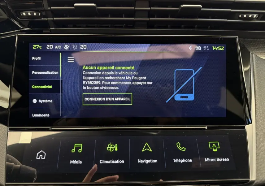 Écran tactile central de la Peugeot 308 Hybrid GT 2024 affichant le menu connectivité, ambiance intérieure noire.