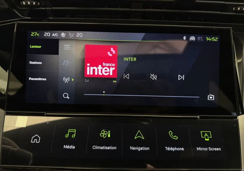 Écran tactile central de la Peugeot 308 Hybrid 136 e-DCS6 GT 2024 affichant la radio France Inter.
