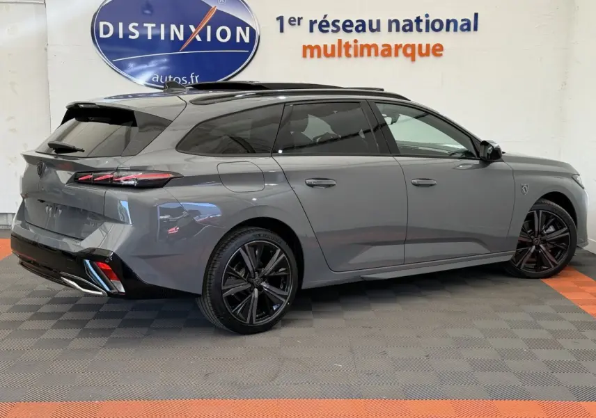 Peugeot 308 Hybrid 136 e-DCS6 GT gris foncé vue de profil côté droit, avec jantes noires et toit noir.