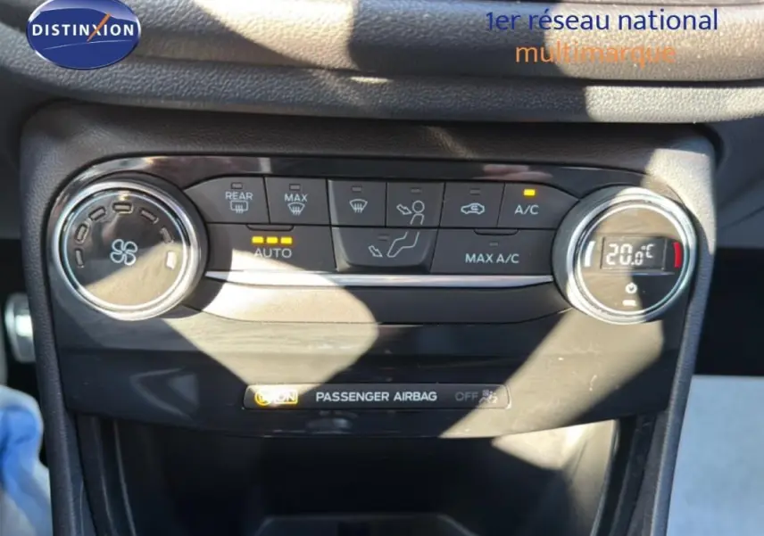 Gros plan sur la console de climatisation automatique du Ford Puma gris foncé, avec affichage digital à 20°C.