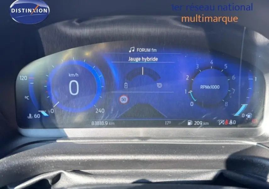 Vue rapprochée du tableau de bord numérique bleu de la Ford Puma gris foncé, affichant la vitesse et le régime moteur.