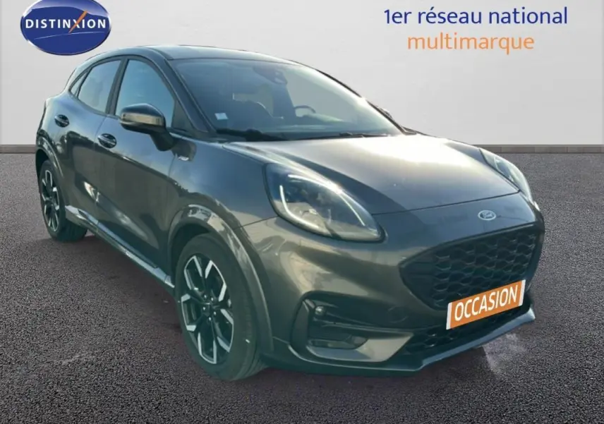 Vue 3/4 avant gauche d’un Ford Puma gris foncé avec jantes alliage 18 pouces et calandre noire distinctive.