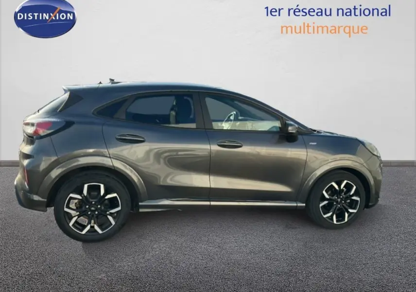 Ford Puma gris foncé vue de profil côté gauche, avec jantes alliage noires et surteintées aux vitres.