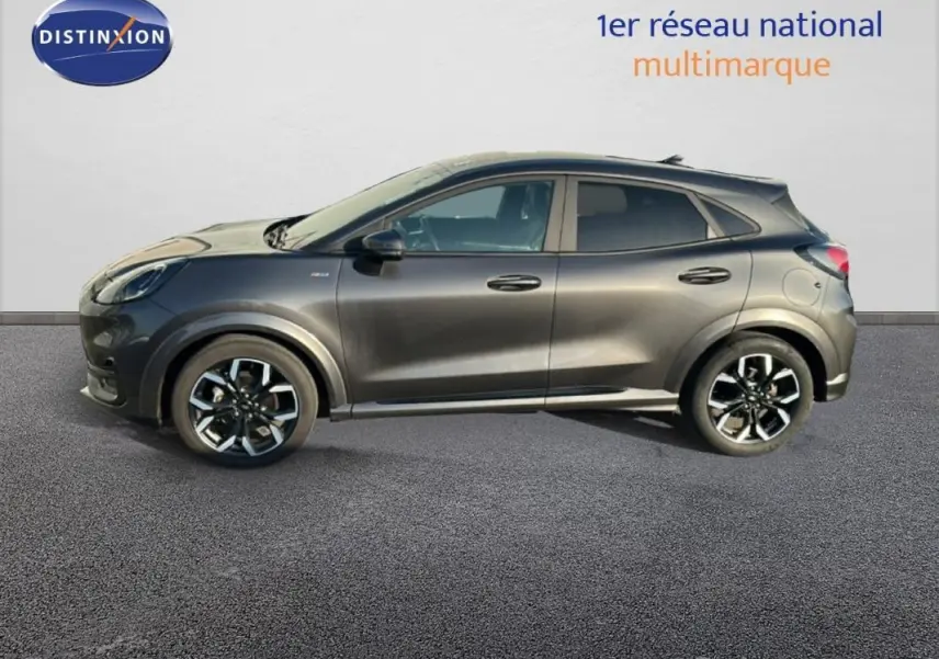 Ford Puma gris foncé vue de profil côté gauche, avec jantes alliage noires et vitres surteintées.
