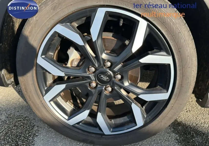 Gros plan sur la jante alliage 18 pouces noire et argentée du Ford Puma gris foncé de 2020.