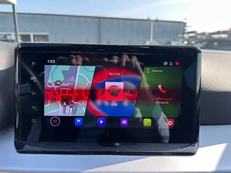 Écran tactile intérieur du SEAT Arona 2025 montrant la navigation, la radio RFM et l'absence de connexion téléphone.