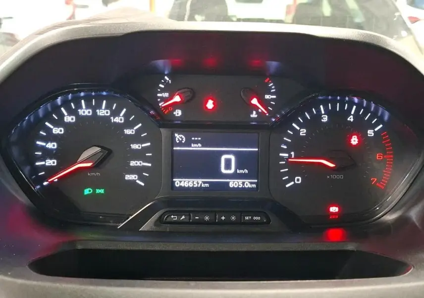 Vue rapprochée du tableau de bord du Peugeot Partner Fourgon blanc 2022, affichant le compteur et l'odomètre.