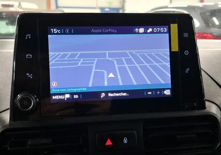Écran tactile central affichant la navigation dans un Peugeot Partner Fourgon blanc, vue intérieure frontale.