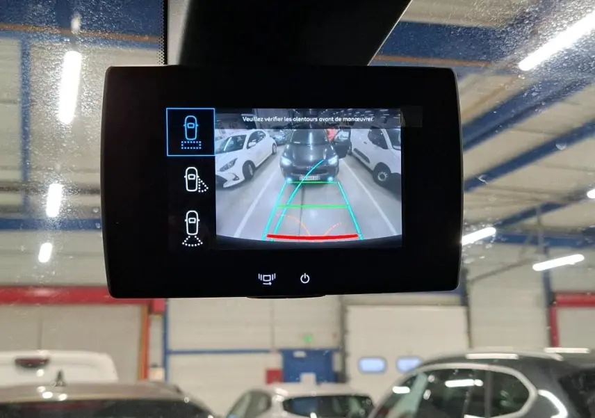 Écran de caméra de recul montrant une vue arrière du Peugeot Partner Fourgon blanc en parking intérieur.