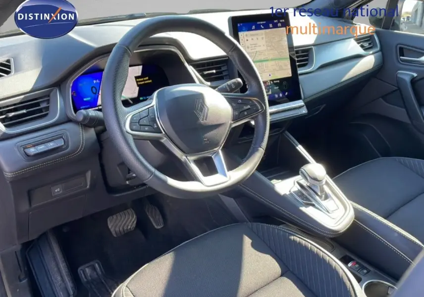 Vue intérieure côté conducteur du Renault Symbioz 2025 avec volant cuir, écran tactile vertical et sellerie noire.