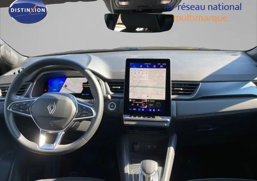 Vue intérieure avant du tableau de bord noir du Renault Symbioz 2025 avec écran tactile central et volant multifonction.