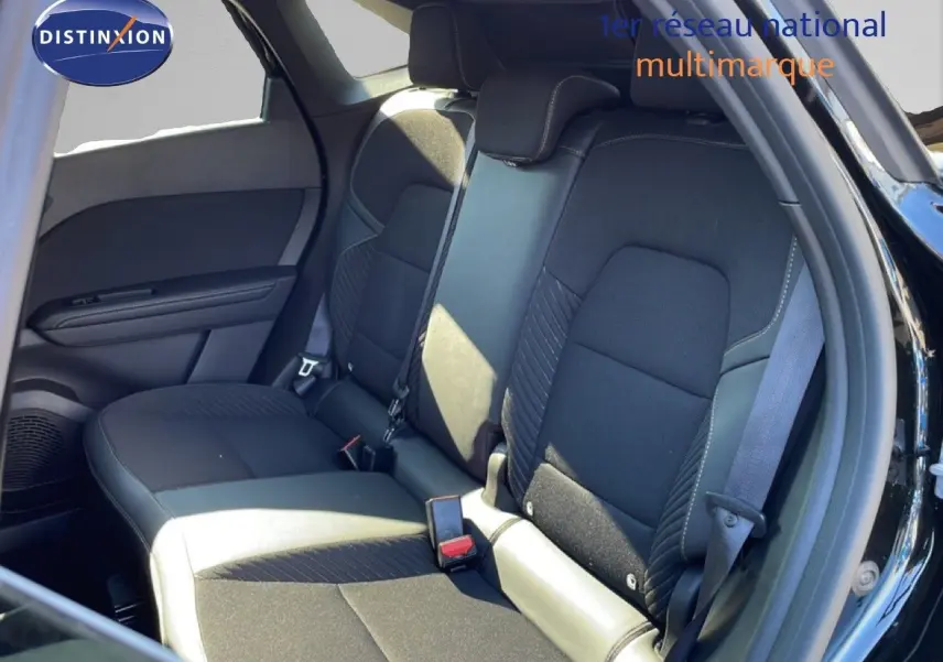 Vue latérale intérieure sur les sièges arrière noirs étoile métal du Renault Symbioz 2025, avec ceinture de sécurité visible.