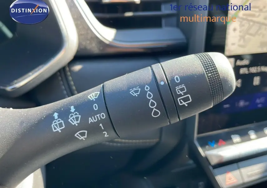 Gros plan sur la commande des essuie-glaces dans l’habitacle noir du Renault Symbioz 2025.