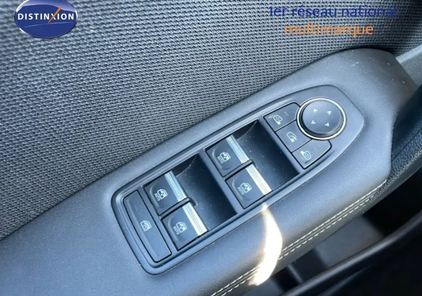 Gros plan sur les commandes des vitres électriques et rétroviseurs côté conducteur du Renault Symbioz noir étoile métal.