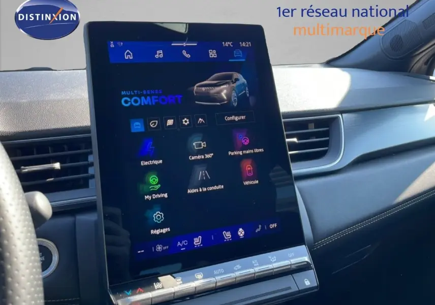 Vue intérieure du tableau de bord du Renault Symbioz 2025, écran tactile vertical affichant les options de conduite.