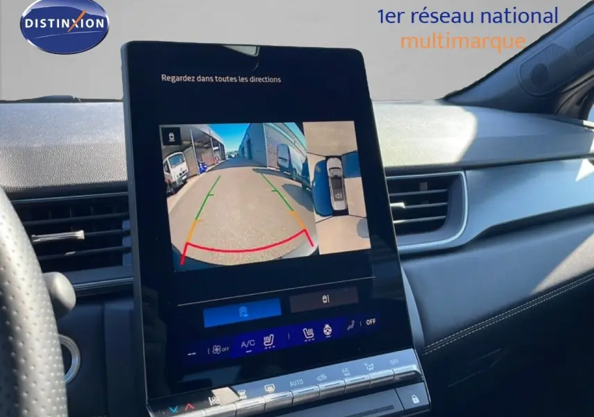 Vue intérieure du tableau de bord de la Renault Symbioz noire, écran tactile affichant la caméra de recul et vue à 360°.