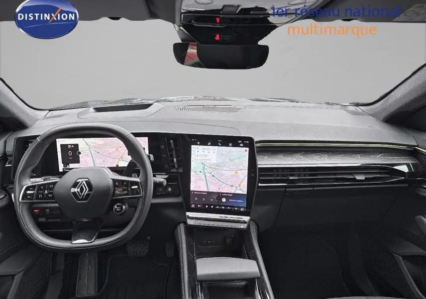 Vue avant de l'intérieur noir du Renault Austral 2023 avec tableau de bord numérique et écran tactile central vertical.