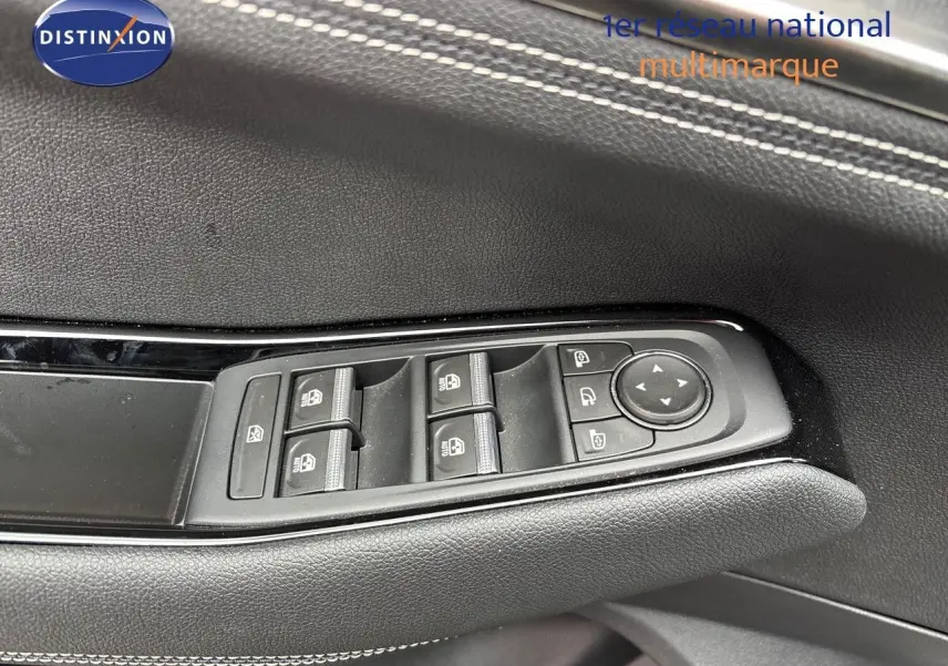 Commandes des vitres électriques et rétroviseurs sur la porte côté gauche d'un Renault Austral noir étoile métal 2023.