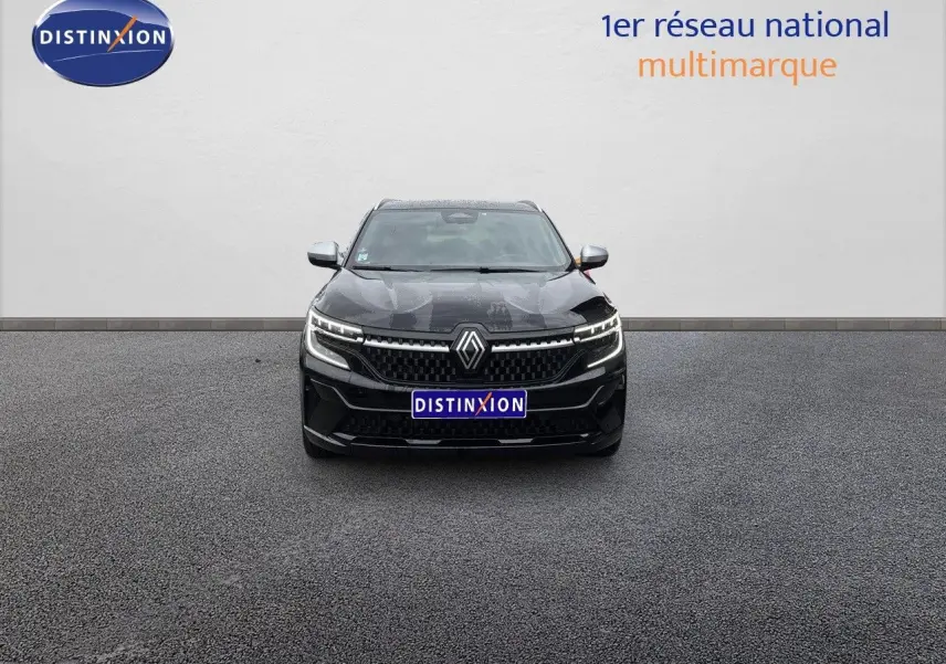 Vue frontale d'un Renault Austral noir étoile métal 2023 avec calandre distinctive et phares LED allumés.