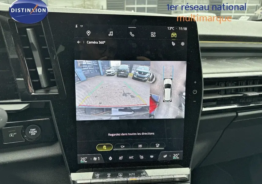 Écran central affichant la caméra 360° dans un Renault Austral noir étoile métal, vue intérieure du tableau de bord.