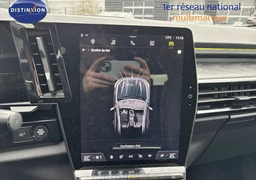 Écran tactile central du tableau de bord du Renault Austral 2023 affichant la purification d'air intérieure.