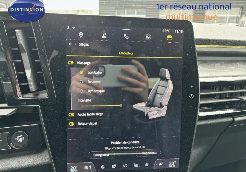 Écran tactile central du Renault Austral noir étoile métal, affichant les réglages de massage siège conducteur en intérieur.