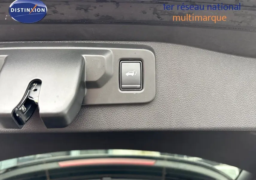 Bouton d'ouverture électrique du hayon sur la garniture intérieure d'un Renault Austral noir étoile métal 2023.