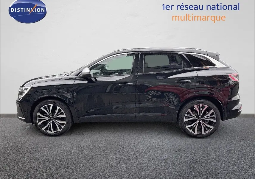 Profil côté gauche du Renault Austral noir étoile métal 2023 avec jantes alliage distinctives et vitres teintées.